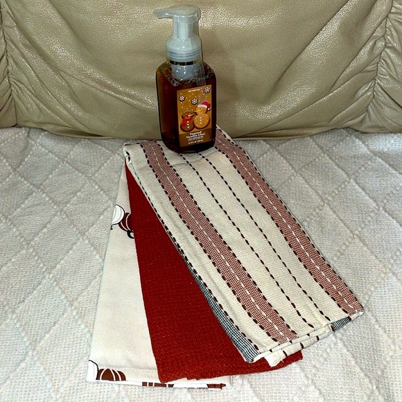 NWT Pumpkin Kitchen Towel Set with Hand Soap. - Picture 2 of 3